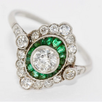 Antiker Ring im Art-Déco-Stil mit Diamanten und Smaragden in Weißgold