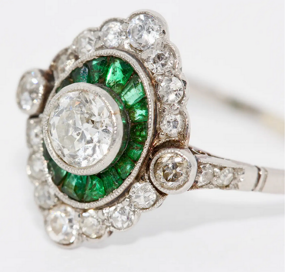 Antiker Ring im Art-Déco-Stil mit Diamanten und Smaragden in Weißgold