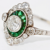 Antiker Ring im Art-Déco-Stil mit Diamanten und Smaragden in Weißgold