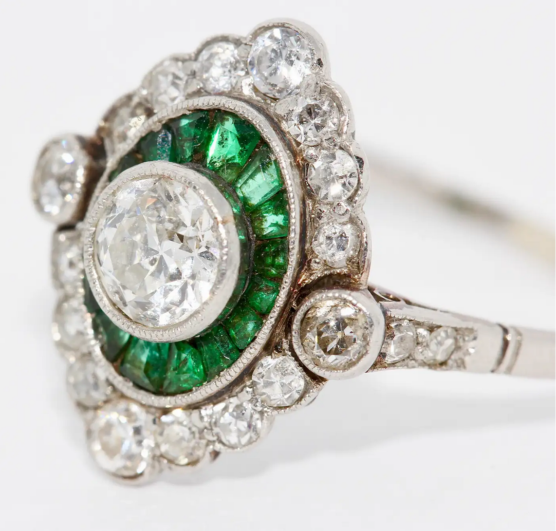 Antiker Ring im Art-Déco-Stil mit Diamanten und Smaragden in Weißgold