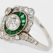 Antiker Ring im Art-Déco-Stil mit Diamanten und Smaragden in Weißgold