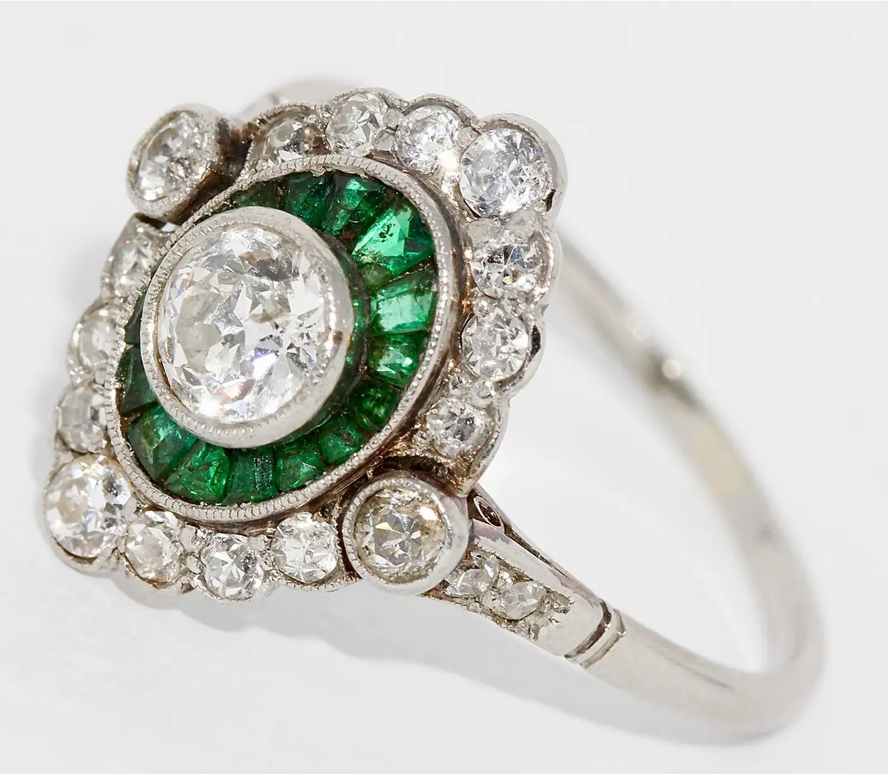 Antiker Ring im Art-Déco-Stil mit Diamanten und Smaragden in Weißgold