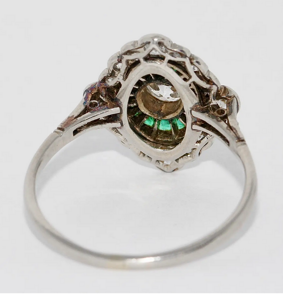 Antiker Ring im Art-Déco-Stil mit Diamanten und Smaragden in Weißgold