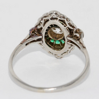 Antiker Ring im Art-Déco-Stil mit Diamanten und Smaragden in Weißgold