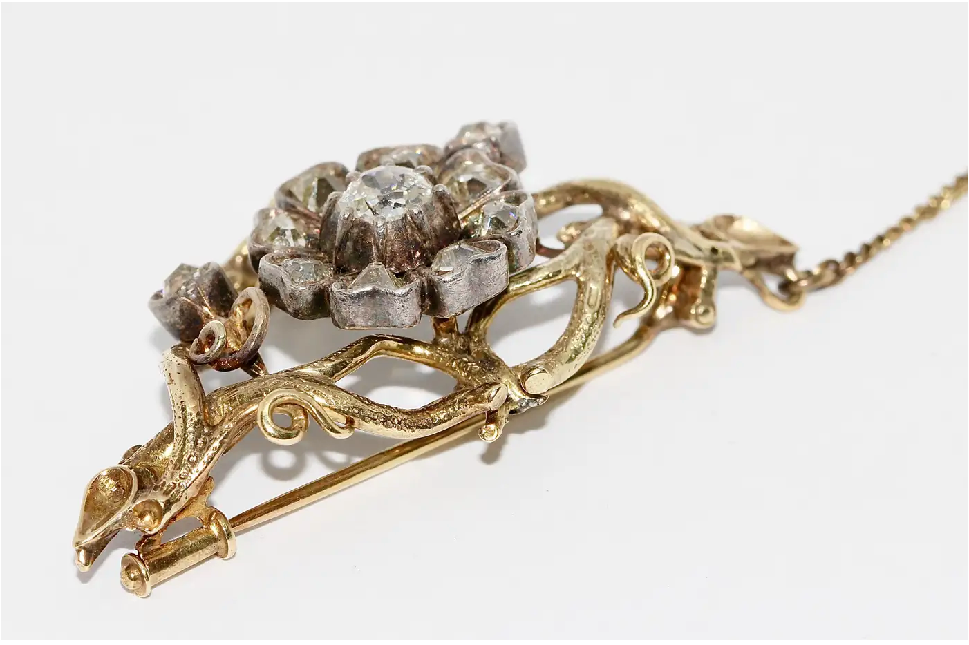 Antike Gold Brosche mit Diamanten im Naturalistic Style