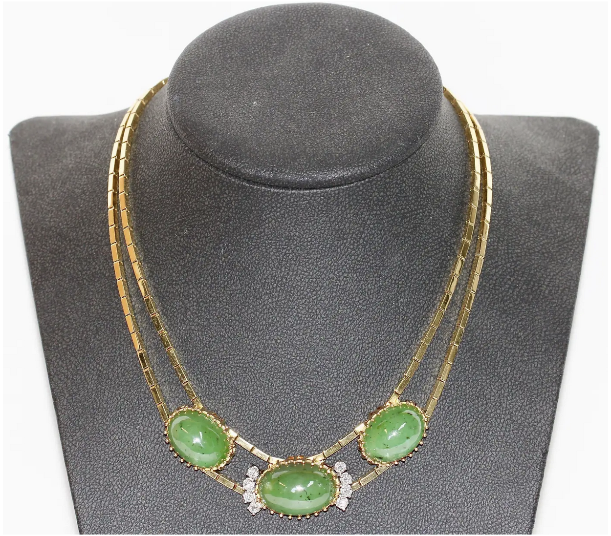 Collier aus 18 Karat Gelbgold mit Jade und Diamanten
