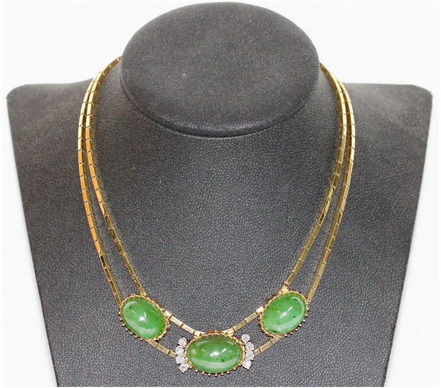 Collier aus 18 Karat Gelbgold mit Jade und Diamanten