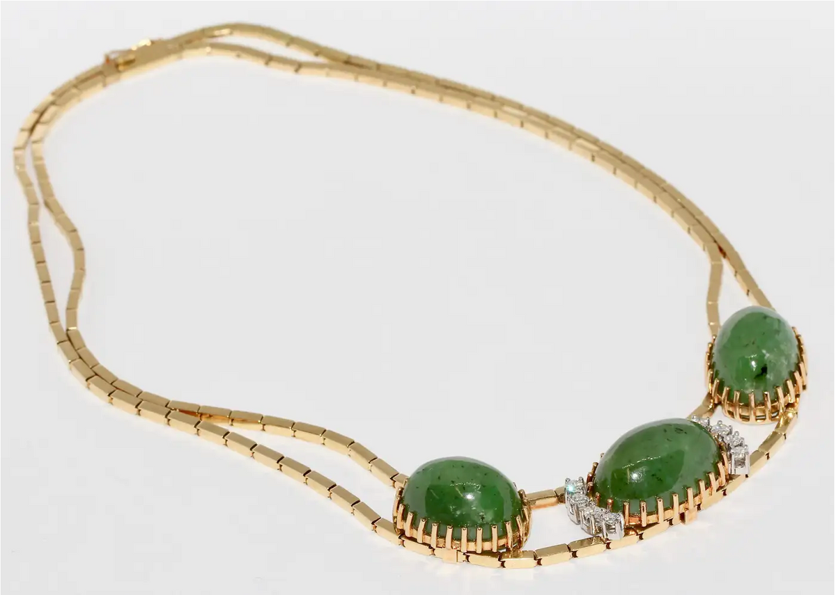 Collier aus 18 Karat Gelbgold mit Jade und Diamanten
