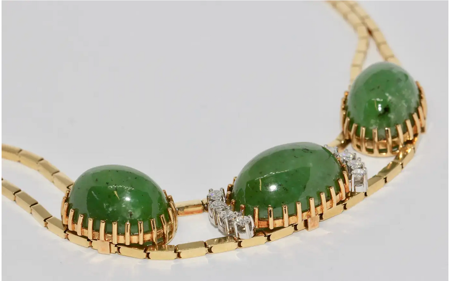Collier aus 18 Karat Gelbgold mit Jade und Diamanten