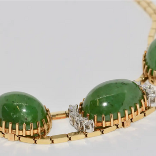 Collier aus 18 Karat Gelbgold mit Jade und Diamanten