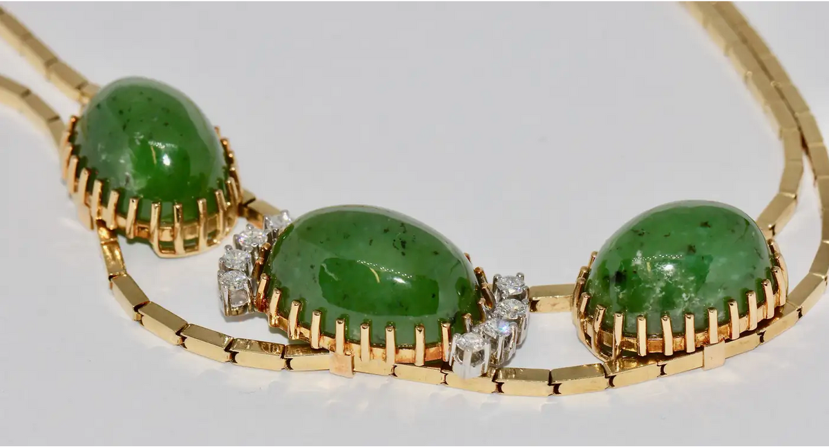 Collier aus 18 Karat Gelbgold mit Jade und Diamanten