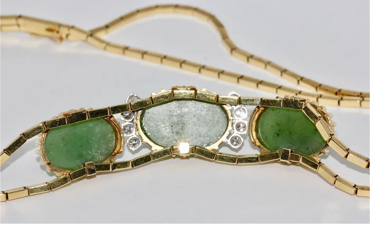 Collier aus 18 Karat Gelbgold mit Jade und Diamanten