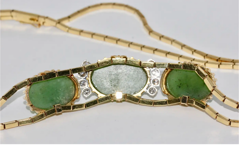 Collier aus 18 Karat Gelbgold mit Jade und Diamanten