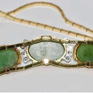 Collier aus 18 Karat Gelbgold mit Jade und Diamanten