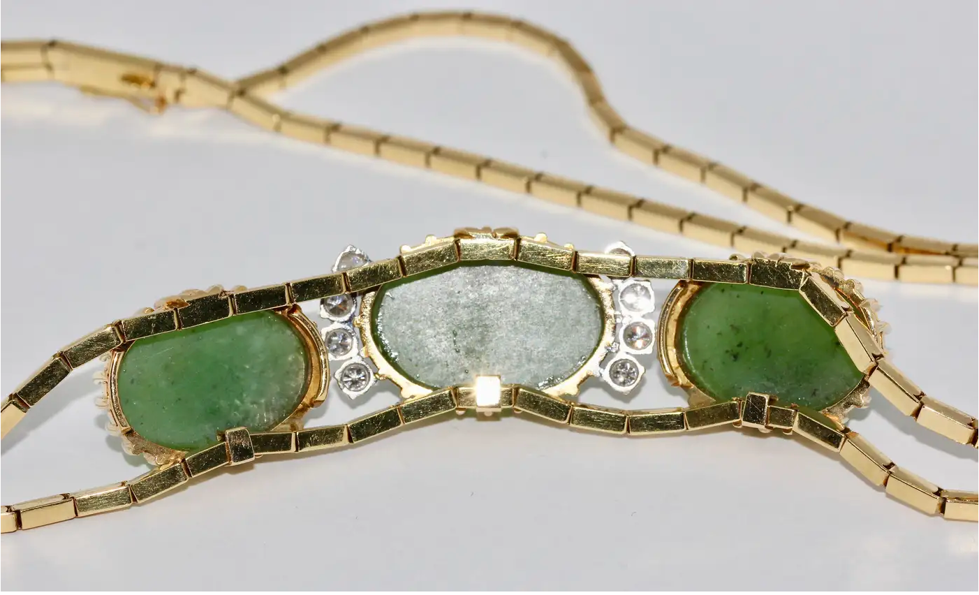 Collier aus 18 Karat Gelbgold mit Jade und Diamanten