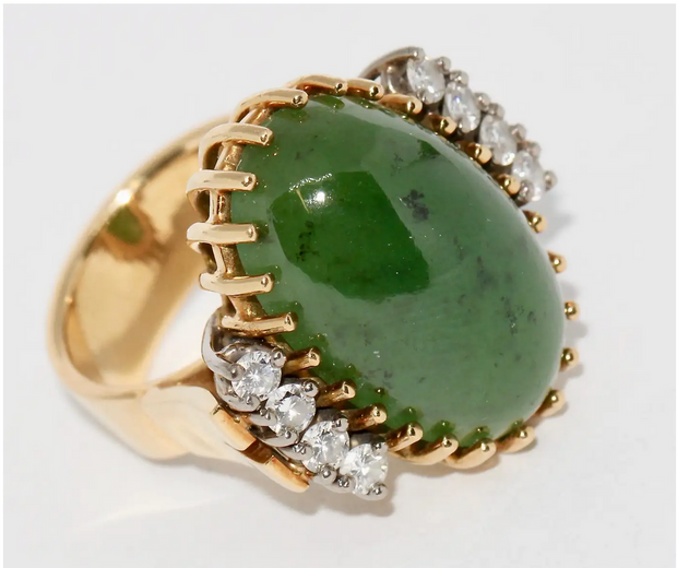 Ring aus 18 Karat Gelbgold mit Jade und Diamanten