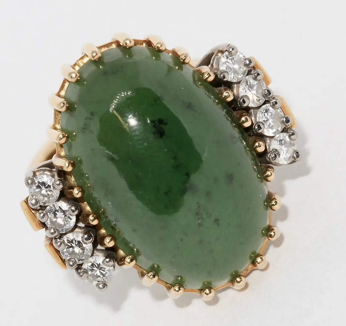 Ring aus 18 Karat Gelbgold mit Jade und Diamanten