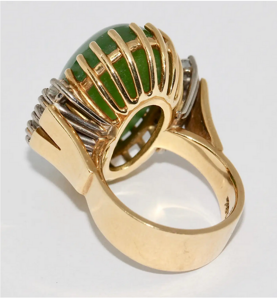 Ring aus 18 Karat Gelbgold mit Jade und Diamanten