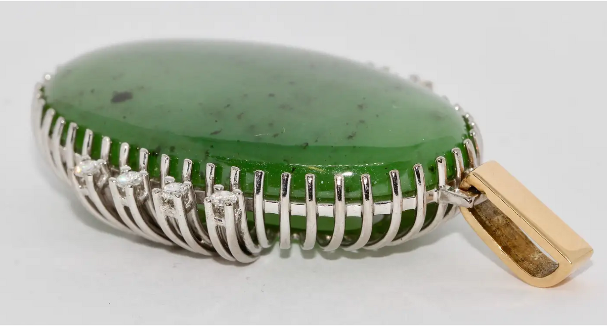 Anhänger aus 18 Karat Gold mit Jade und Diamanten