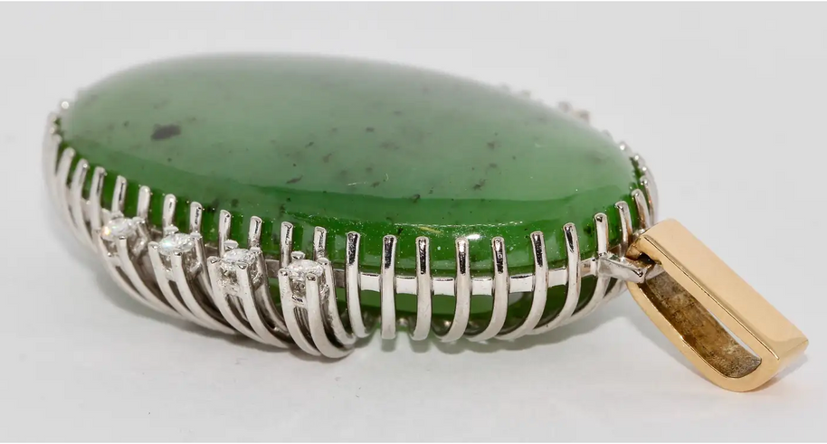 Anhänger aus 18 Karat Gold mit Jade und Diamanten