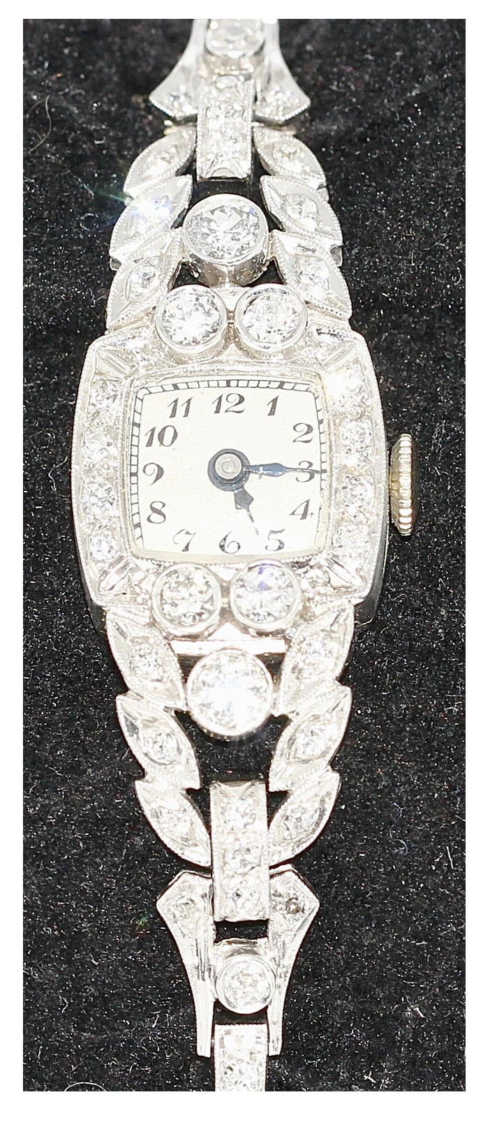 Antike Damenarmbanduhr aus Platin mit Diamanten – Jugendstil