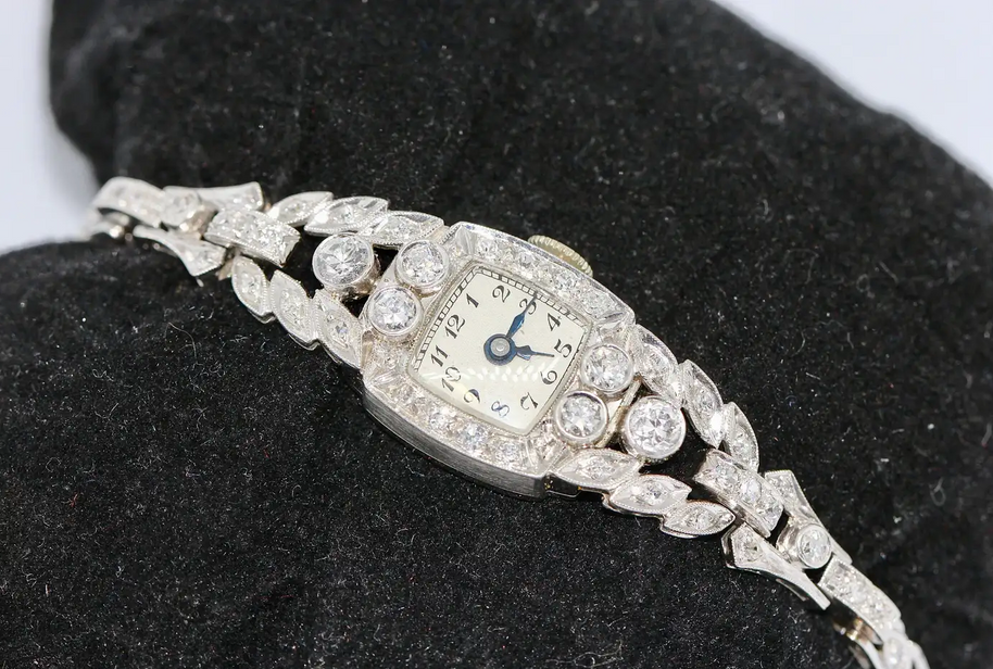 Antike Damenarmbanduhr aus Platin mit Diamanten – Jugendstil