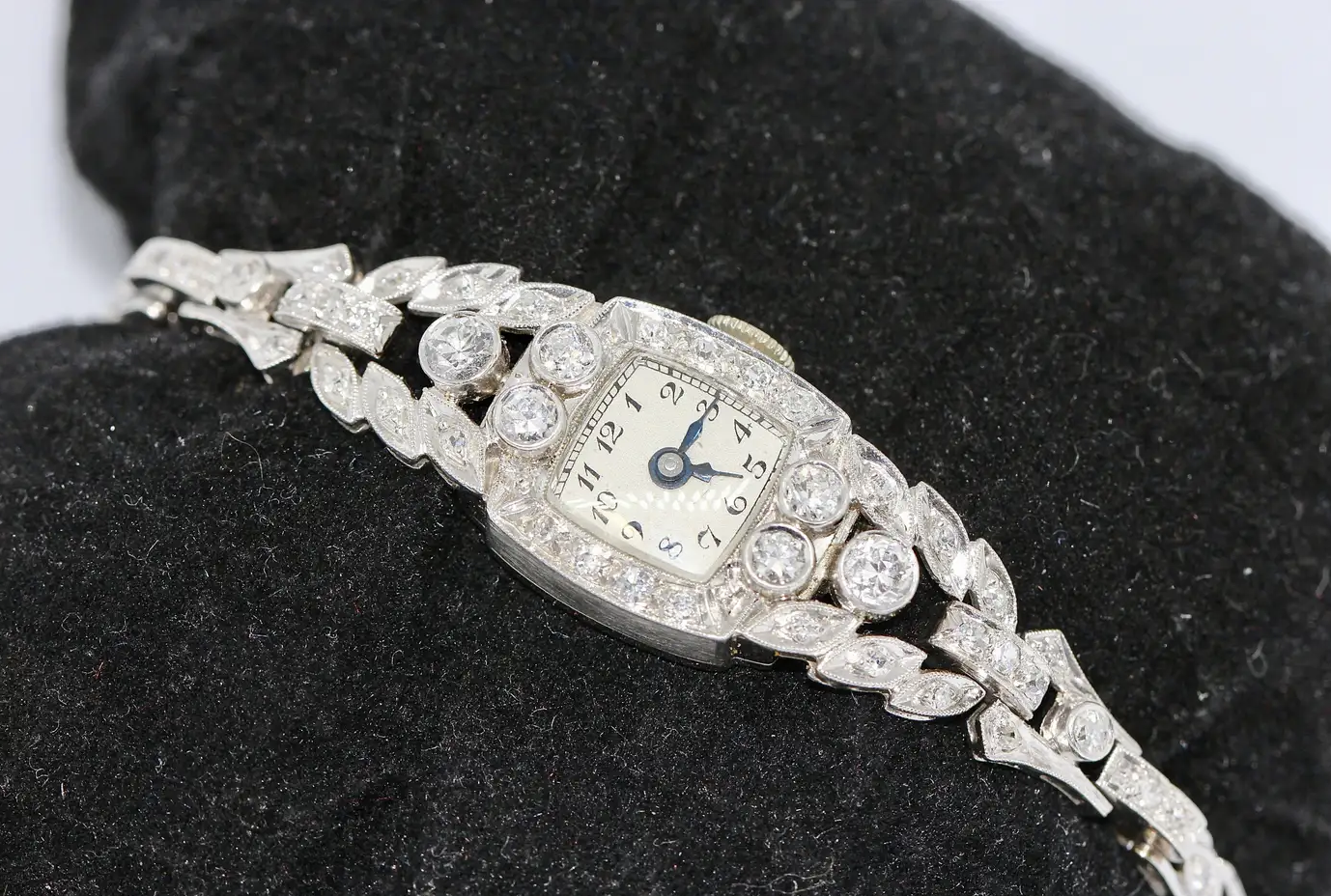 Antike Damenarmbanduhr aus Platin mit Diamanten – Jugendstil