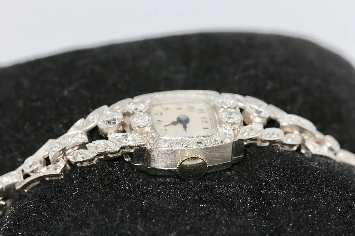 Antike Damenarmbanduhr aus Platin mit Diamanten – Jugendstil