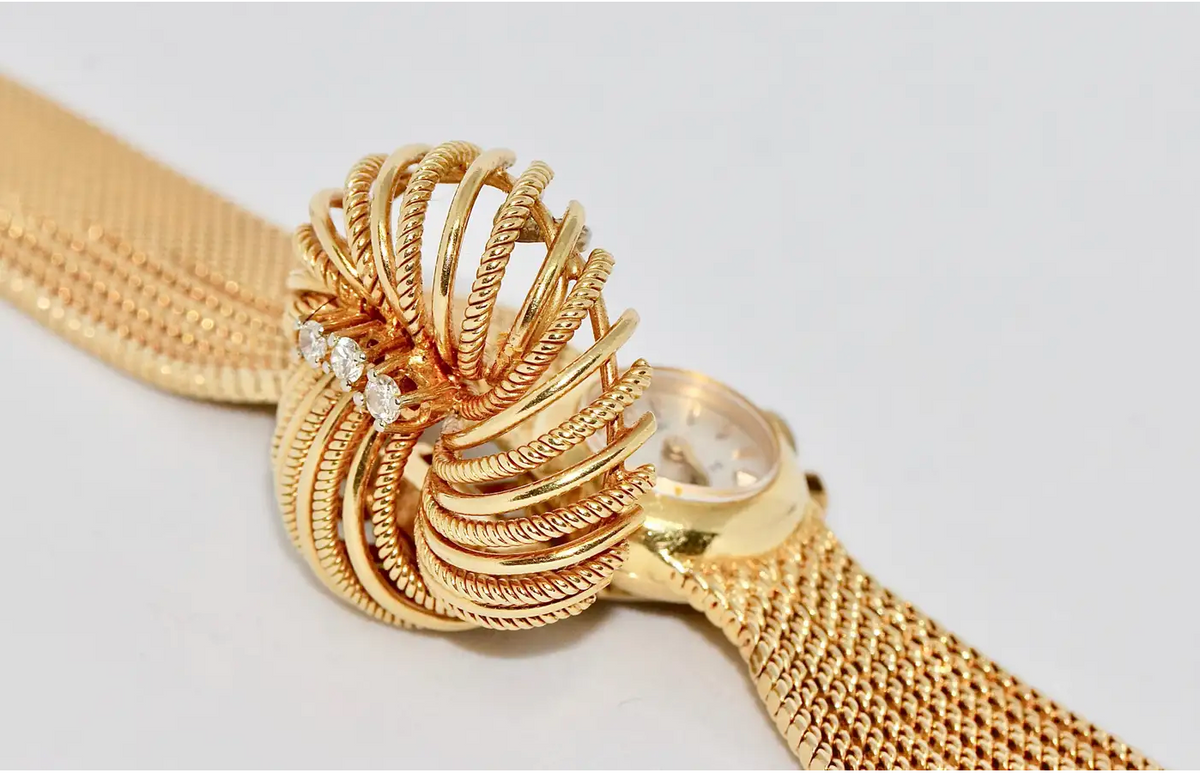 Universal Genève Damenarmbanduhr aus 18 Karat Gold mit Diamanten – multifunktional als Uhr & Brosche