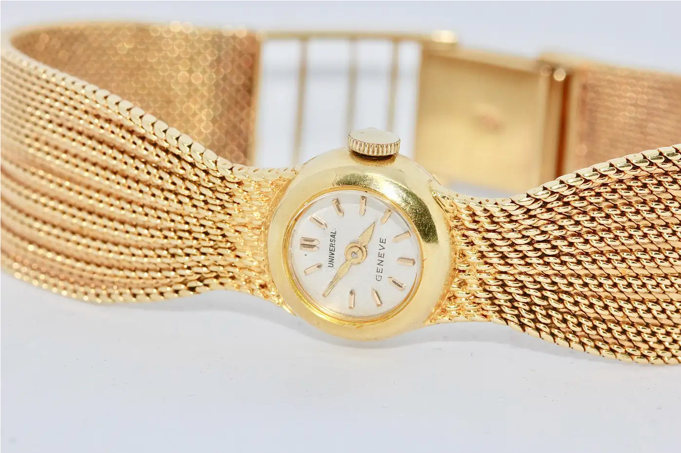 Universal Genève Damenarmbanduhr aus 18 Karat Gold mit Diamanten – multifunktional als Uhr & Brosche