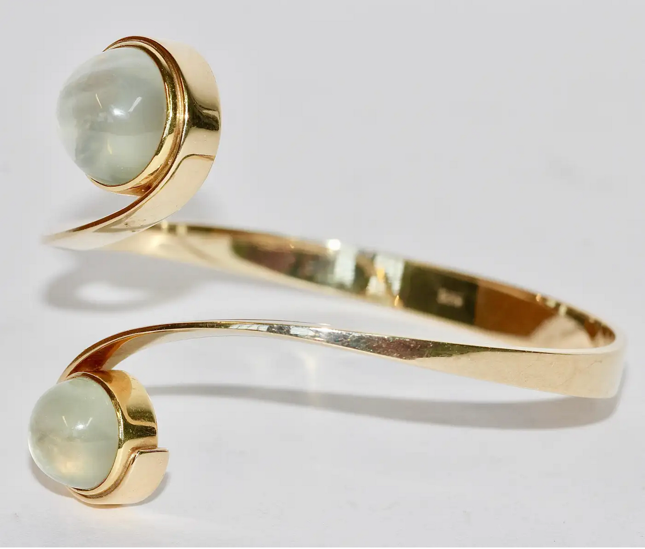 Elegantes Damenarmband aus 14 Karat Gold mit Mondsteinen