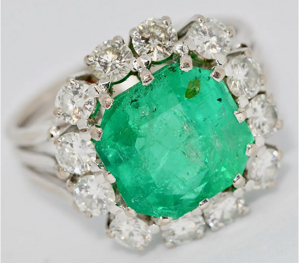Exklusiver Smaragd-Diamantring aus 18 Karat Weißgold