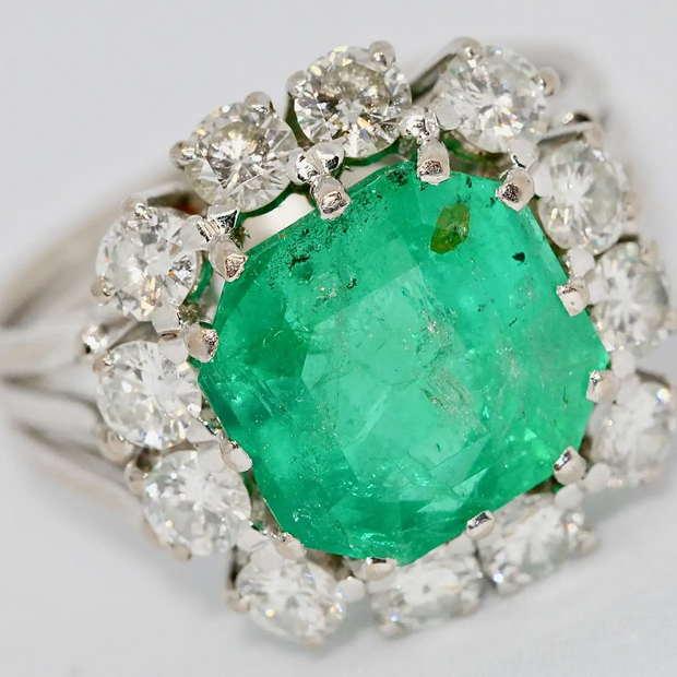 Exklusiver Smaragd-Diamantring aus 18 Karat Weißgold