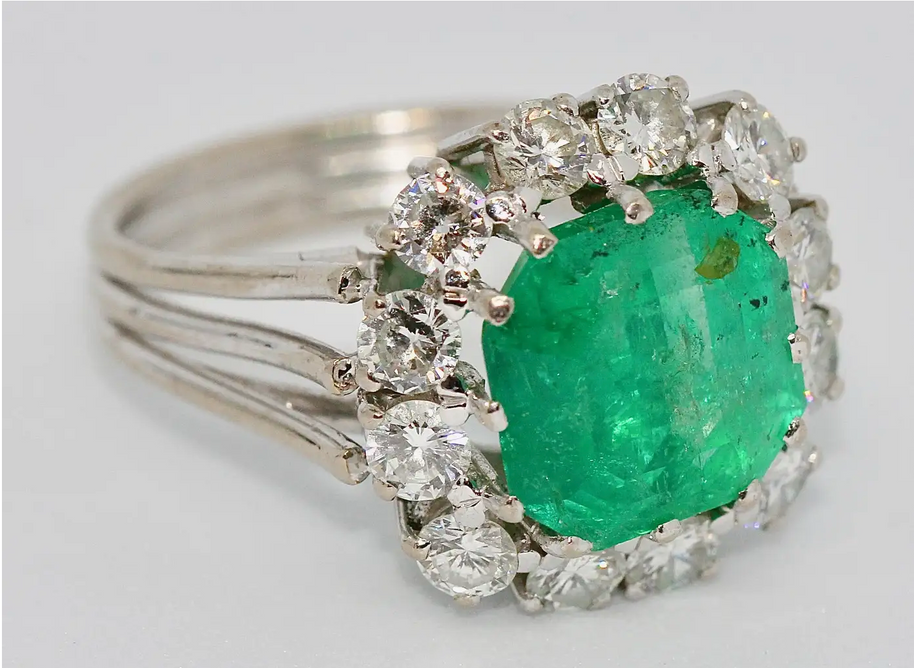 Exklusiver Smaragd-Diamantring aus 18 Karat Weißgold
