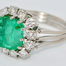 Exklusiver Smaragd-Diamantring aus 18 Karat Weißgold