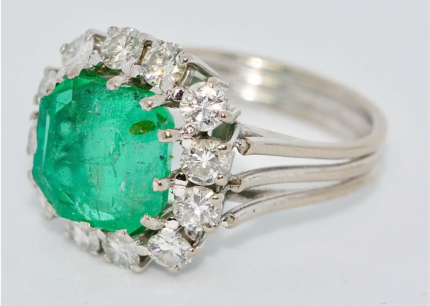 Exklusiver Smaragd-Diamantring aus 18 Karat Weißgold