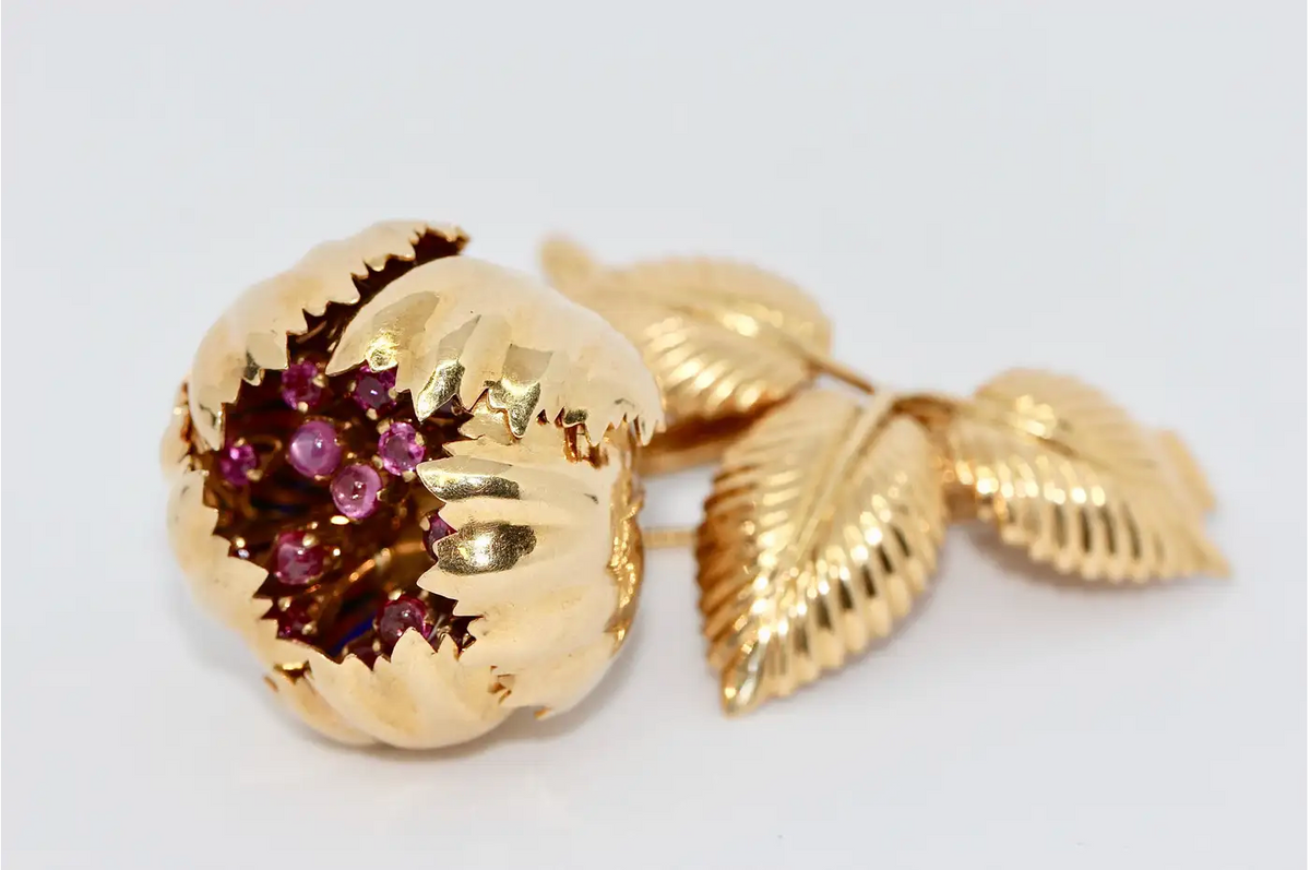 Einzigartige florale Brosche aus 18 Karat Gelbgold mit Rubinen und Emaille – beweglich