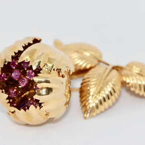 Einzigartige florale Brosche aus 18 Karat Gelbgold mit Rubinen und Emaille – beweglich
