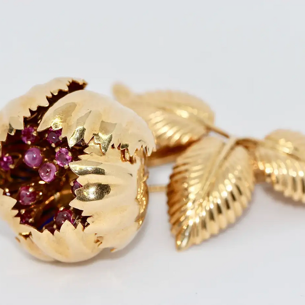 Einzigartige florale Brosche aus 18 Karat Gelbgold mit Rubinen und Emaille – beweglich