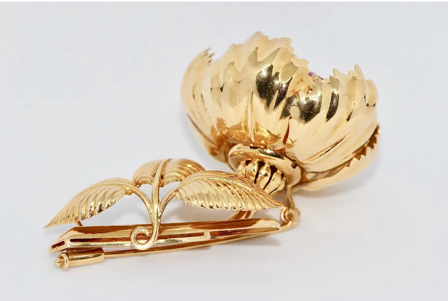 Einzigartige florale Brosche aus 18 Karat Gelbgold mit Rubinen und Emaille – beweglich