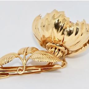 Einzigartige florale Brosche aus 18 Karat Gelbgold mit Rubinen und Emaille – beweglich