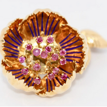 Einzigartige florale Brosche aus 18 Karat Gelbgold mit Rubinen und Emaille – beweglich