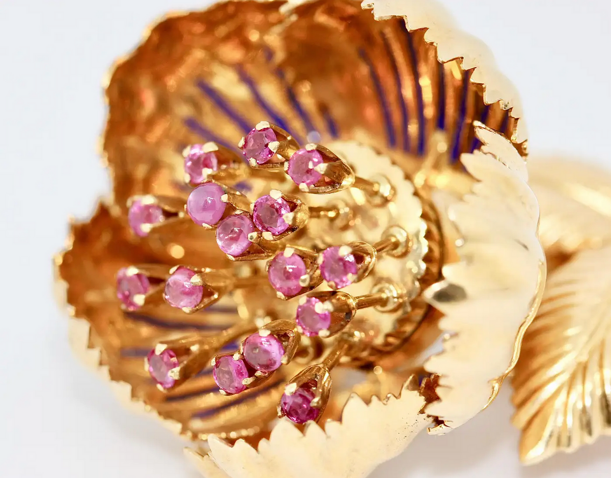 Einzigartige florale Brosche aus 18 Karat Gelbgold mit Rubinen und Emaille – beweglich