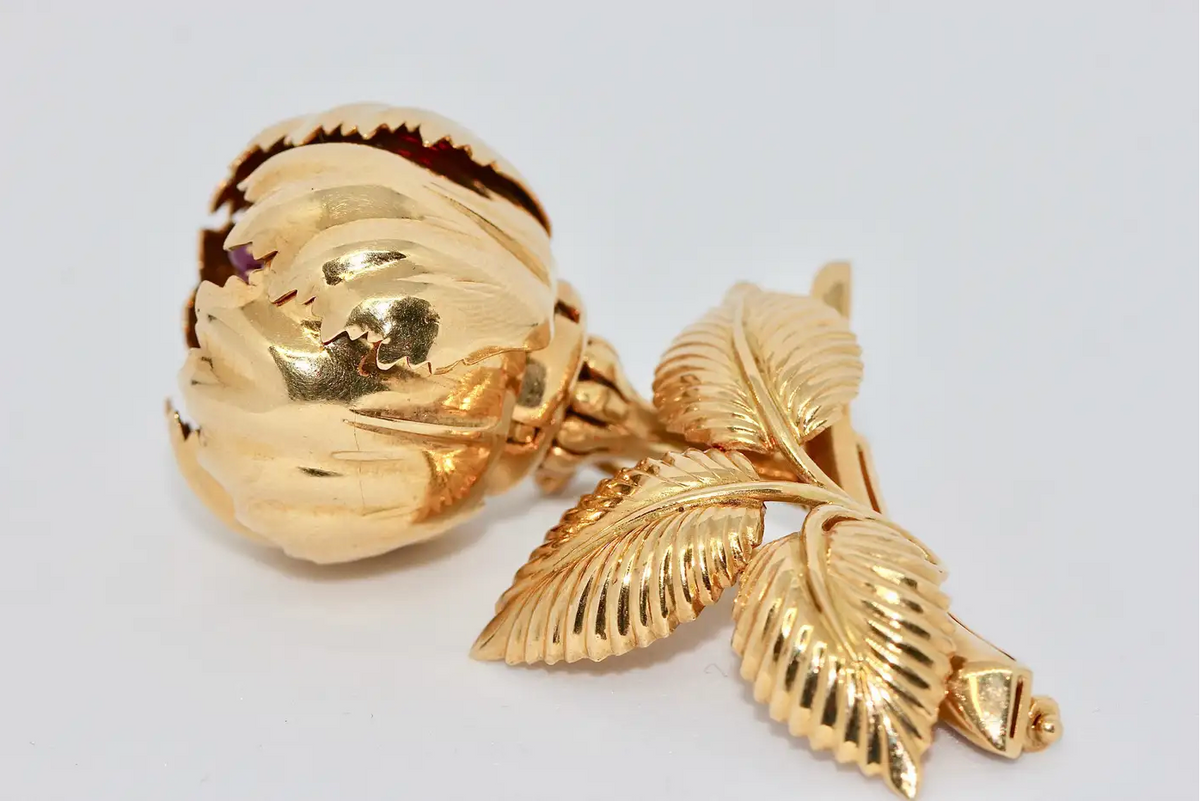 Einzigartige florale Brosche aus 18 Karat Gelbgold mit Rubinen und Emaille – beweglich