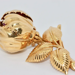 Einzigartige florale Brosche aus 18 Karat Gelbgold mit Rubinen und Emaille – beweglich