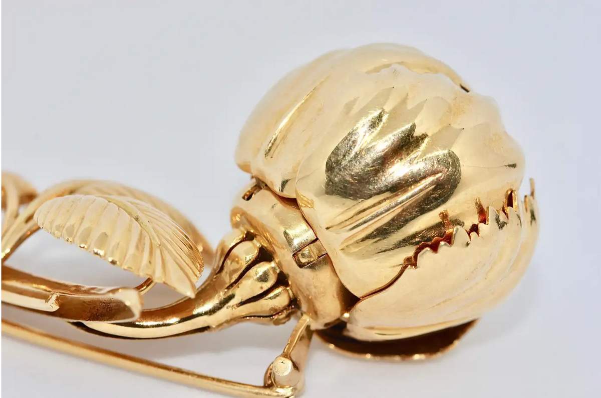 Einzigartige florale Brosche aus 18 Karat Gelbgold mit Rubinen und Emaille – beweglich