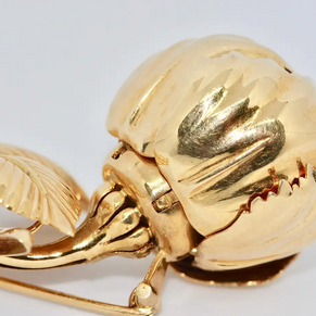Einzigartige florale Brosche aus 18 Karat Gelbgold mit Rubinen und Emaille – beweglich
