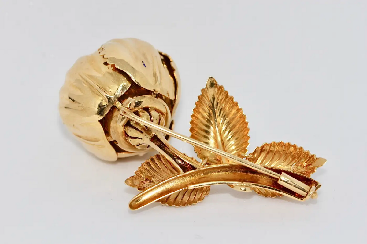 Einzigartige florale Brosche aus 18 Karat Gelbgold mit Rubinen und Emaille – beweglich