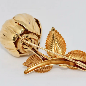 Einzigartige florale Brosche aus 18 Karat Gelbgold mit Rubinen und Emaille – beweglich