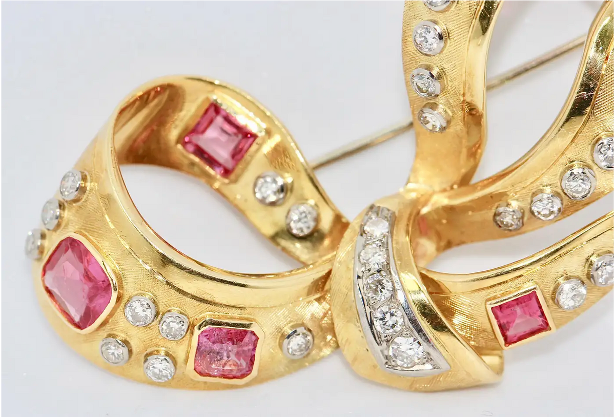 Elegante Brosche aus 18 Karat Gold mit Rubinen und Diamanten